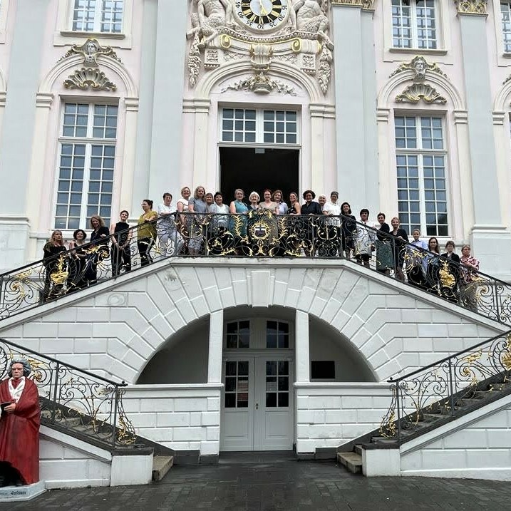 Alle Vertreterinnen der Landesfrauenräte vor dem Alten Rathaus Bonn
