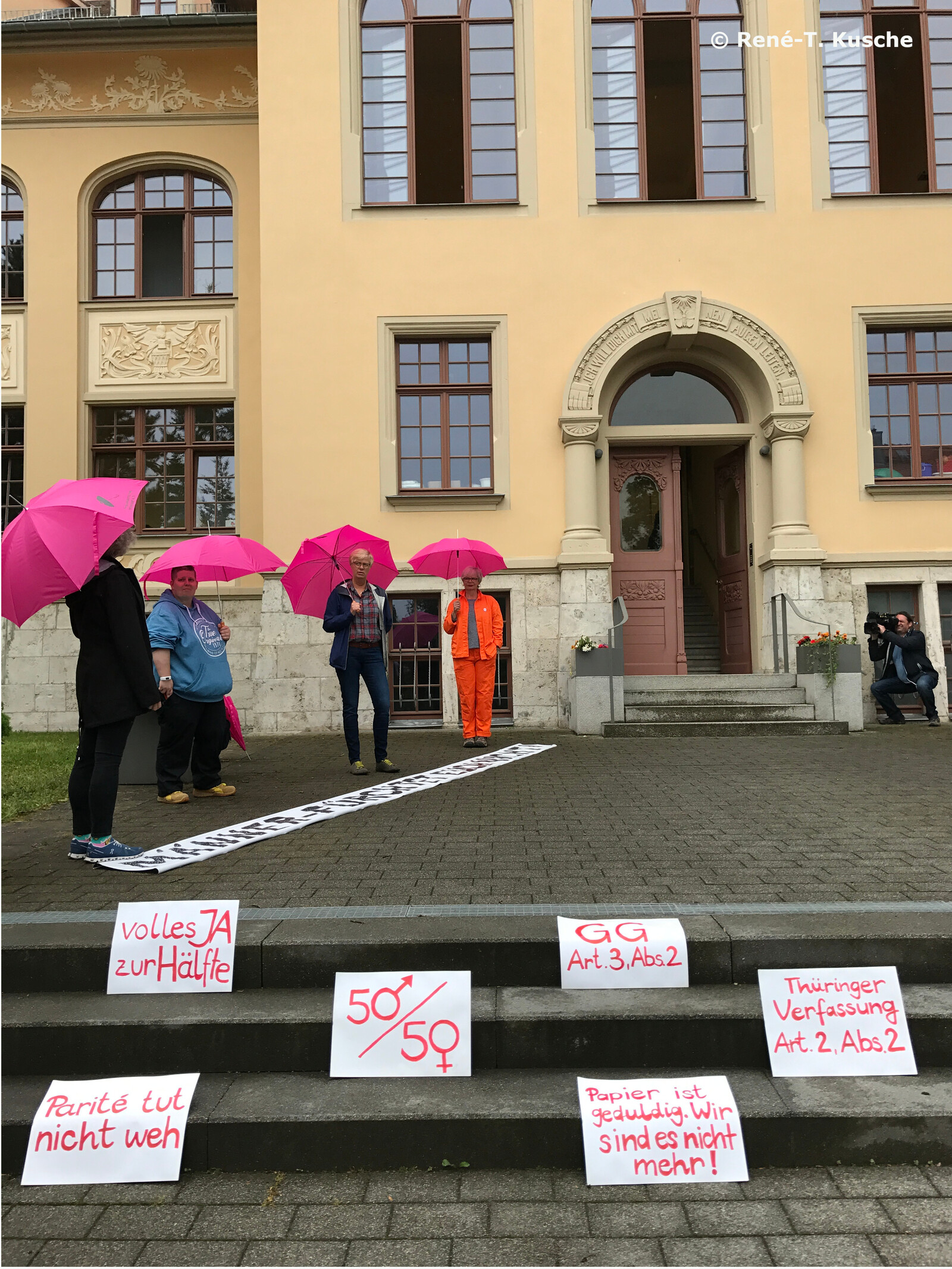 Frauen in die Politik: Aktion vor dem Landesverfassungsgericht in Weimar, René T. Kusche
