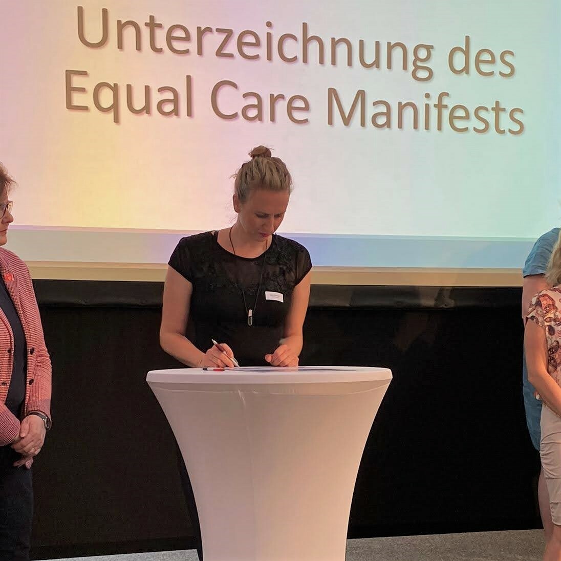 Julia Hohmann (Landesfrauenrat Thüringen) unterzeichnet das Equal Care Manifest